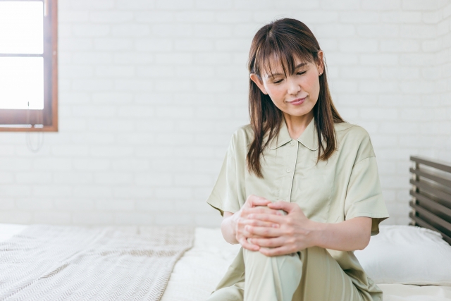 変形性膝関節症で悩む女性