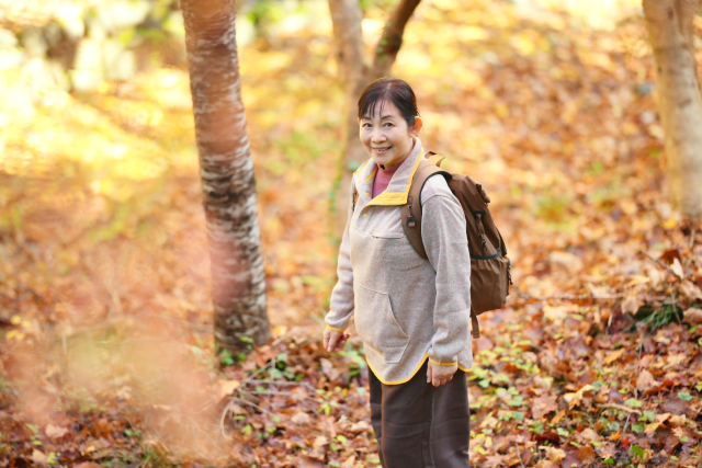 脊柱管狭窄症を改善して笑顔で歩く女性