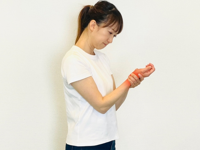 腱鞘炎で悩む女性