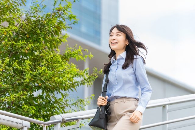 外反母趾を改善し笑顔で歩く女性